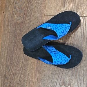 TIDEWATER BLUE LEOPARD FLIP FLOPS.   #6668